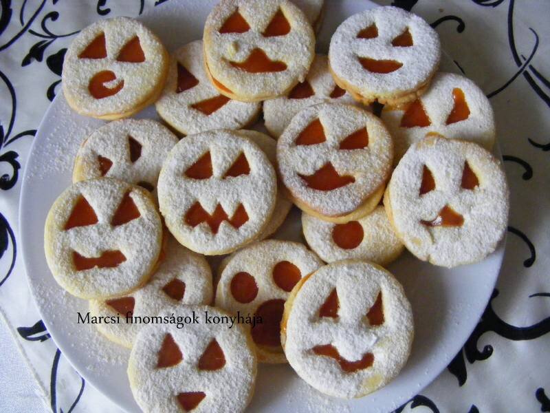 Halloweenre linzerkarika
