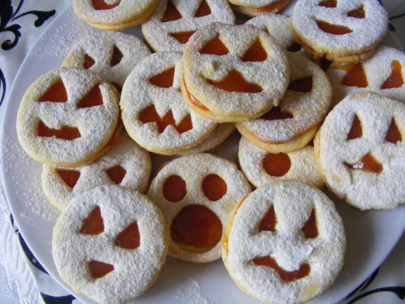 Halloweenre linzerkarika