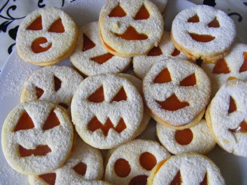 Halloweenre linzerkarika