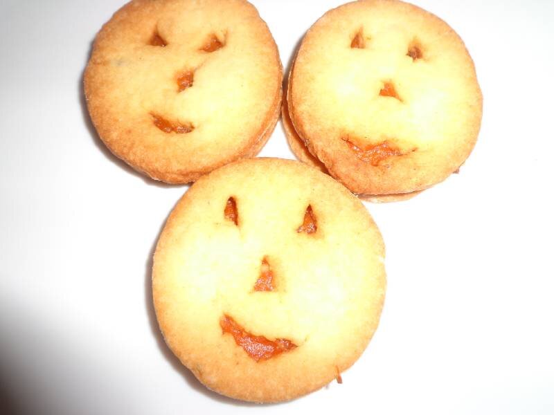 Halloweenre linzerkarika